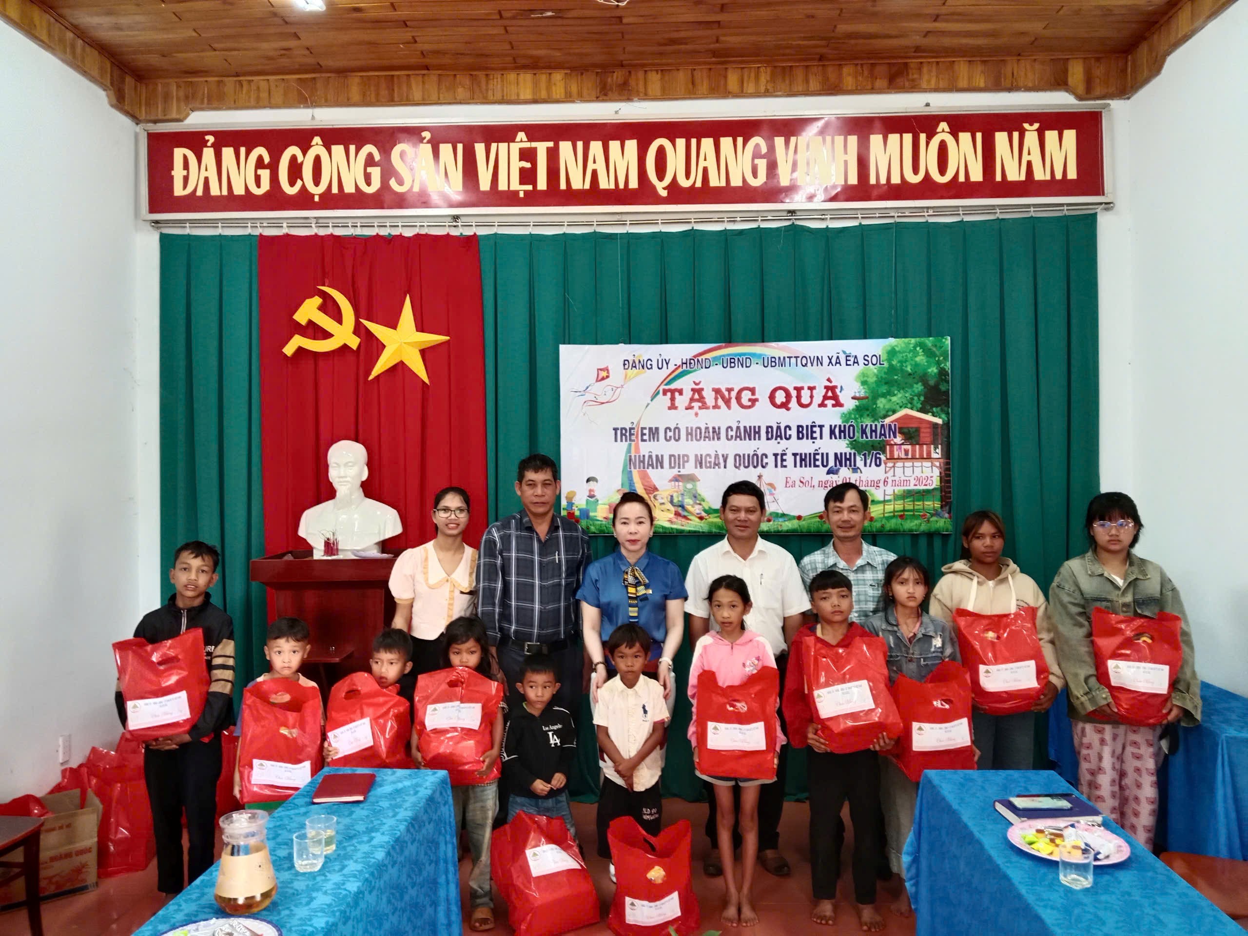 Xã Ea Sol trao quà cho trẻ em có hoàn cảnh khó khăn dịp Tết thiếu nhi 01/6 năm 2025